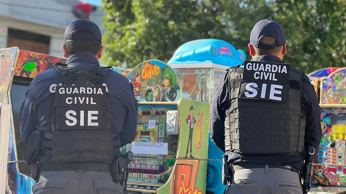 Guardia Civil decomisando máquinas tragamonedas